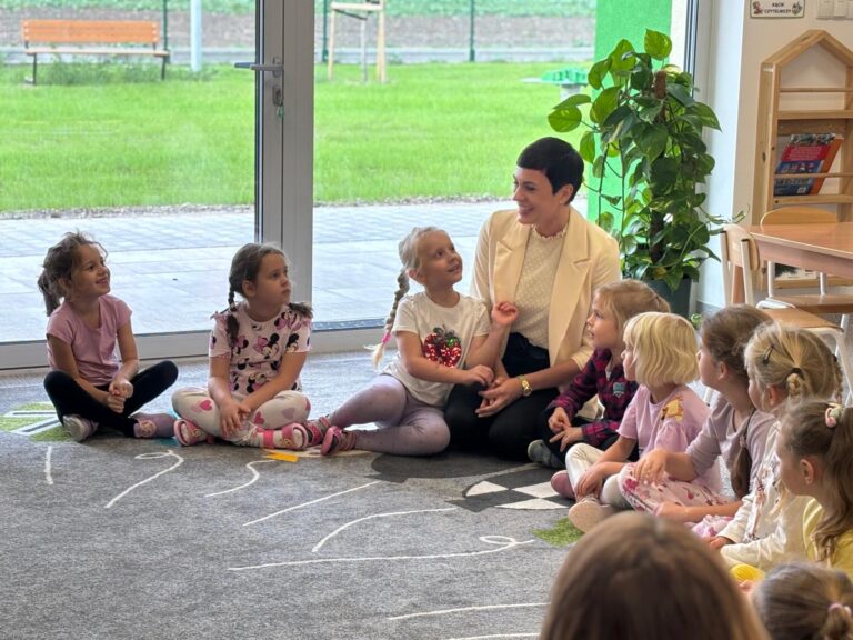 Niezwykłe spotkanie w Publicznym Przedszkolu w Dąbrowie z Dziekan WSHE dr Anetą Ratajek