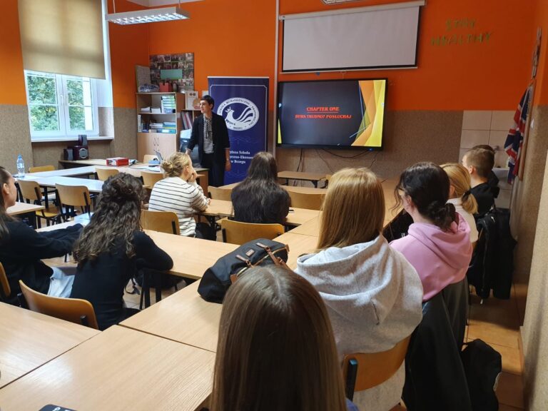 Zajęcia z młodzieżą, prowadzone przez Dziekan WSHE dr Anetą Ratajek w I Liceum Ogólnokształcącym w Brzegu
