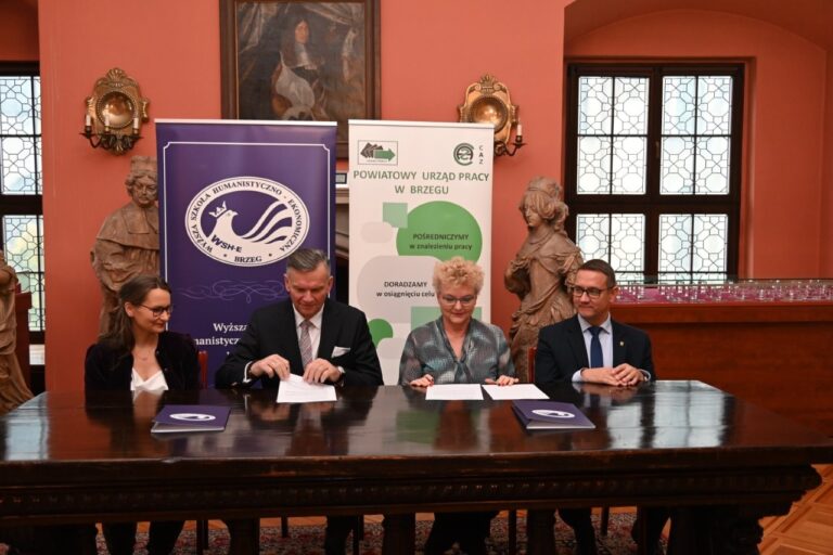Podpisanie umowy o współpracy pomiędzy WSH-E z Powiatowym Urzędem Pracy w Brzegu