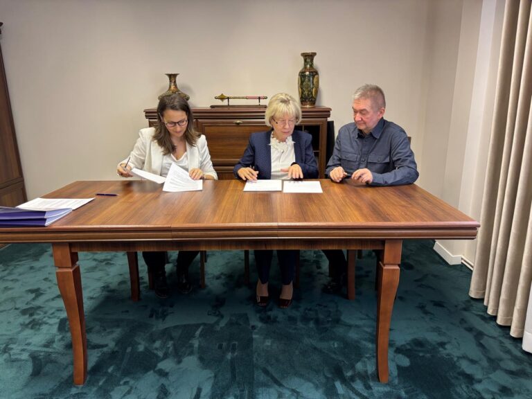 Podpisanie przez Rektor WSH-E dr Aleksandrę Aszkiełowicz umów współpracy z dwoma placówkami edukacyjnymi